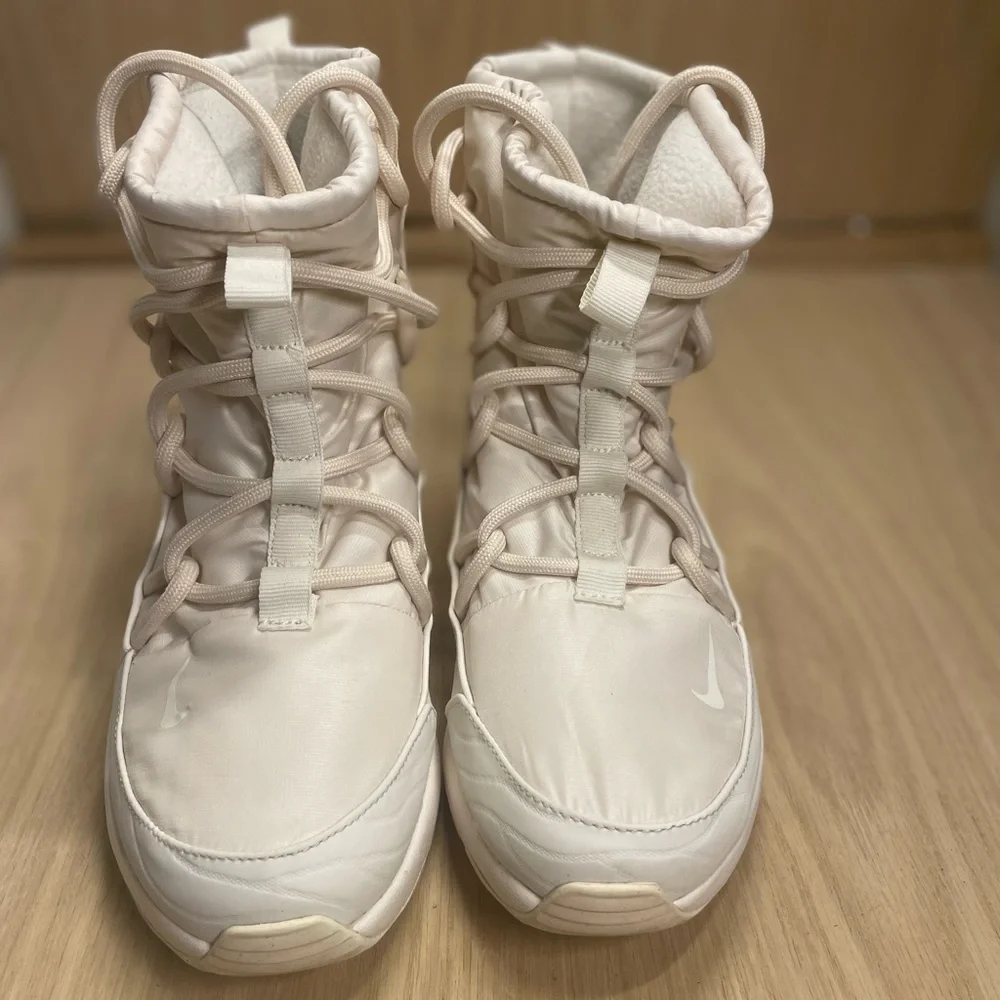 NIKE Tanjun High Rise Boots in White Size 8.5